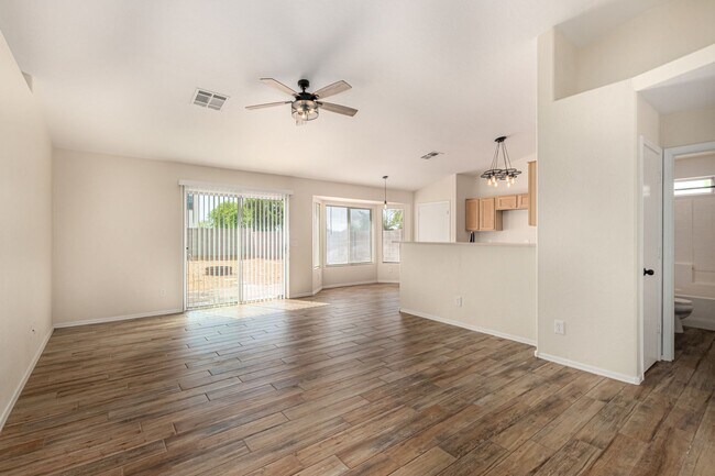 Building Photo - 3 Bedroom / 2 Bath Farmhouse Charmer in Sa...