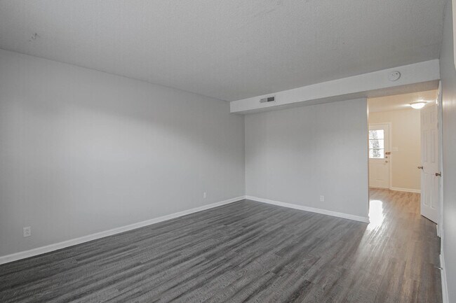Building Photo - 809-B Golfview Place