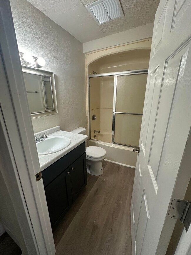 Foto del edificio - 2 Bedroom Lower Duplex