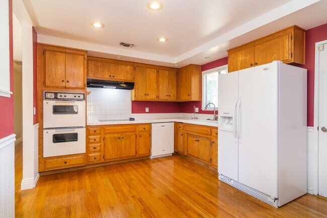 Building Photo - Lovely Single Story Home in Newbury Park with a Pool!