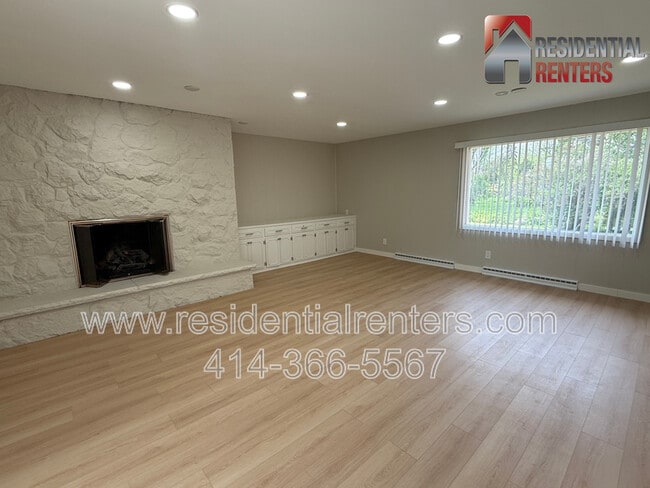 Building Photo - 205 N 165th St