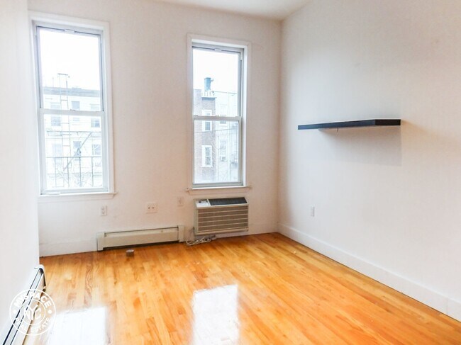 Foto del edificio - 764 Hart St