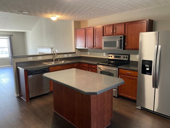 De la cocina a la sala de estar - 5974 Canyon Creek Dr