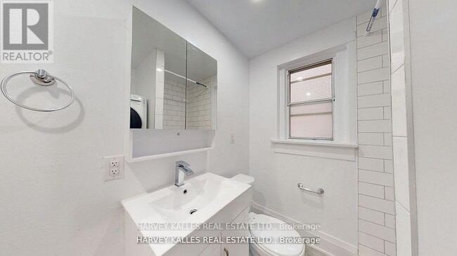 Building Photo - 1065 Bathurst St