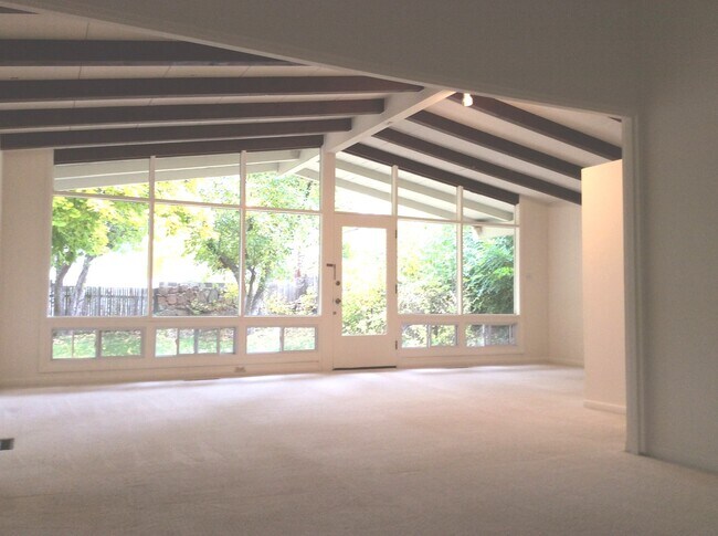 Building Photo - Charming  2 Bedroom 1 Bath  House in North...