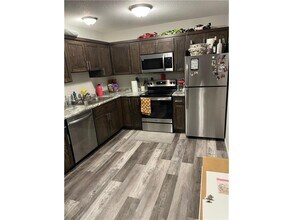 Building Photo - 553 Lemon St N