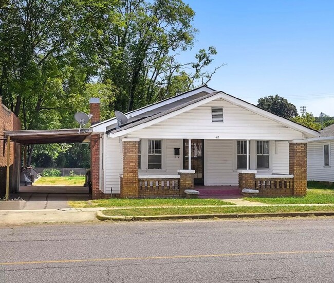 Building Photo - Charming and Newly Renovated 3 Bedroom 1 B...