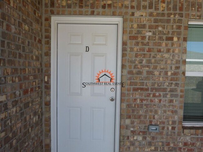 Building Photo - Modern 3 bedroom 2 bath apartment