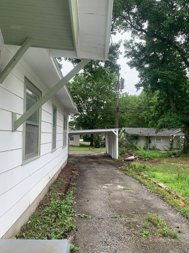 Building Photo - Adorable and large 3 bedroom house with sc...