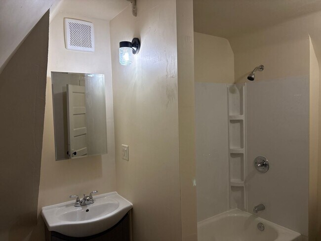 Foto del edificio - SPACIOUS 4 BEDROOM HOME READY TO WELCOME YOU