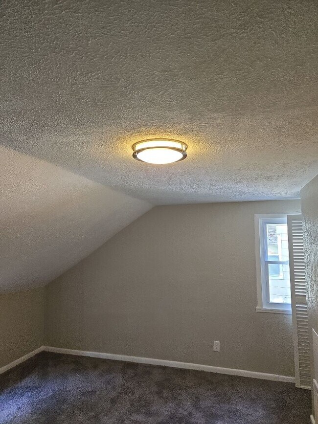Foto del edificio - Spacious 3 Bedroom, 2 Bathroom Home Availa...