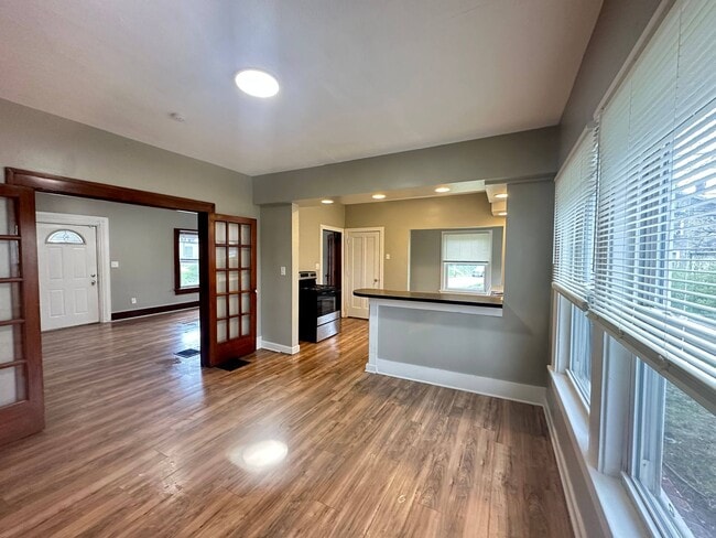 Building Photo - 8 E Hillcrest Ave