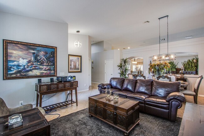 Foto del edificio - Beautiful 4 bed 2 bath home located in Cen...