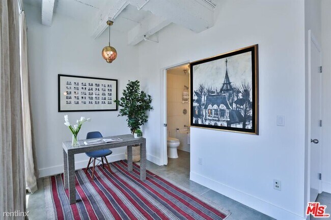 Foto del edificio - 1 br, 2 bath Condo - 6253 Hollywood Blvd A...