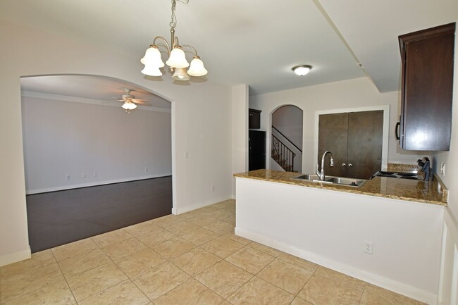 Foto del edificio - 3 BR, 2 1/2 BA, 2-Car, 1885 SF Townhouse, ...