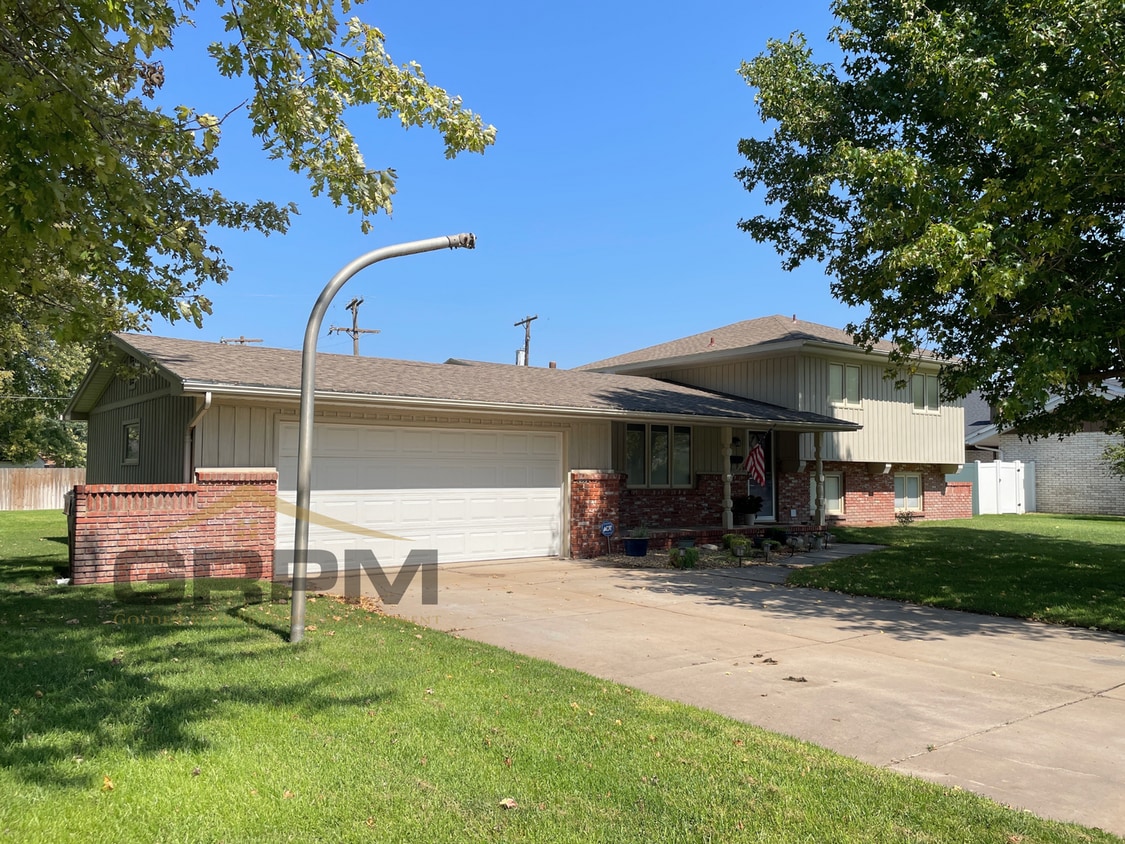 Primary Photo - Updated 3 bed 2 bath home in great neighbo...