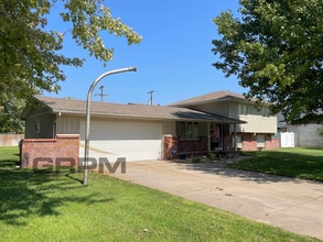Building Photo - 810 W 25th Ave