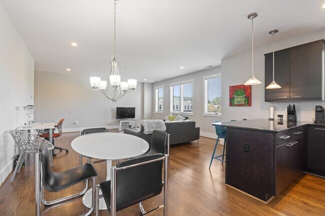 Building Photo - Luxurious 3-Bedroom Condo in Chapel Hill -...
