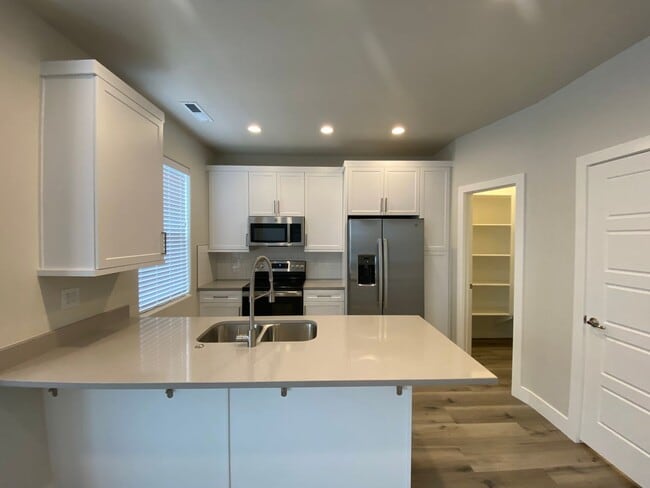 Building Photo - Mustang Townhome!!