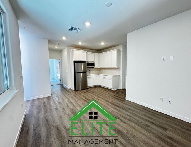 Foto del edificio - Modern Living Meets Smart Design at 12688 ...