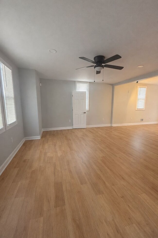 Foto del edificio - For Lease : 5 bedroom 1 1/2 bathroom fully renovated home in nice area. Call KPM 313-429-3244