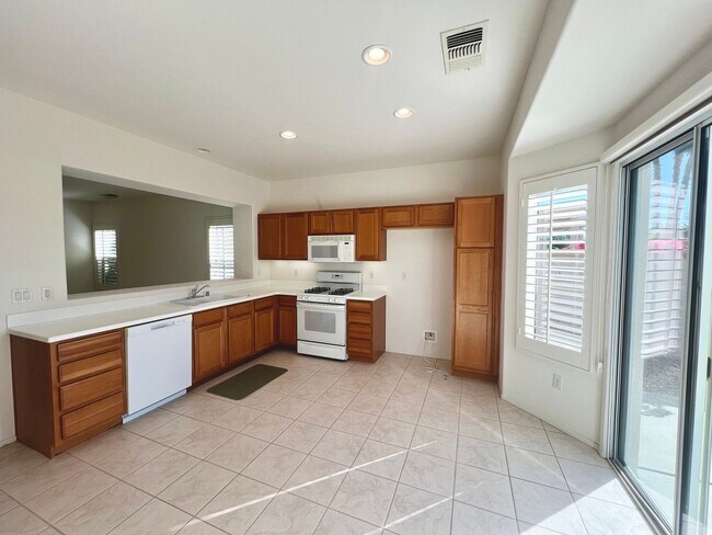Foto del edificio - AVAILABLE NOW!! 2 Bedroom 2 Bathroom Home in SUN CITY PALM DESERT!!