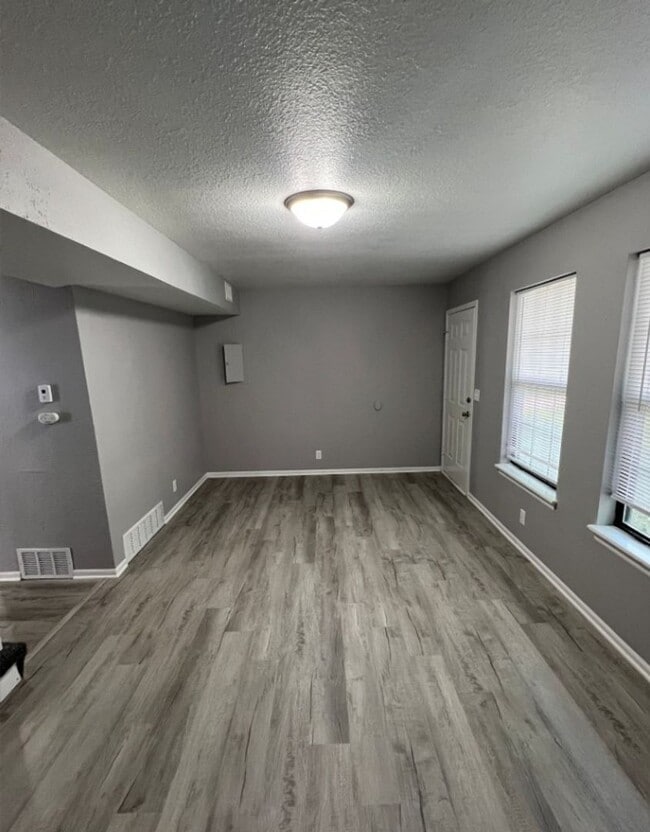 Building Photo - Renovated 3 Bedroom Duplex in Raytown!