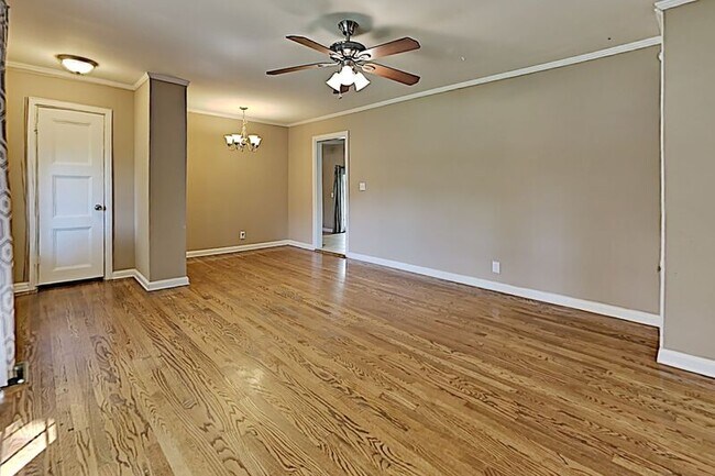 Building Photo - 909 McMahan Ave