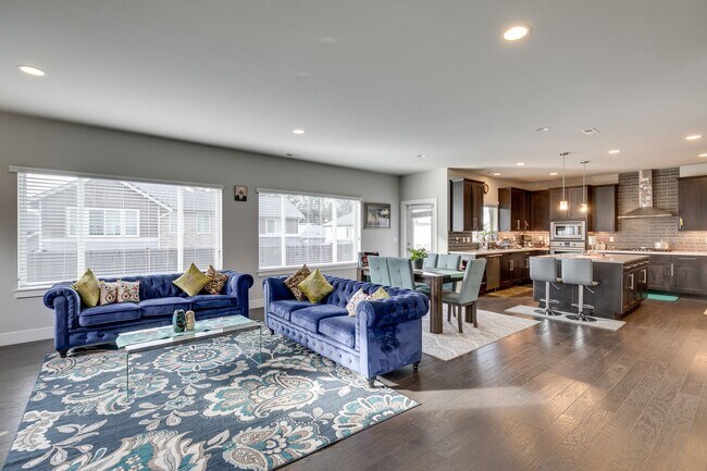 Building Photo - Large 5 Bed 3 Bath Home plus 3-Car Garage ...