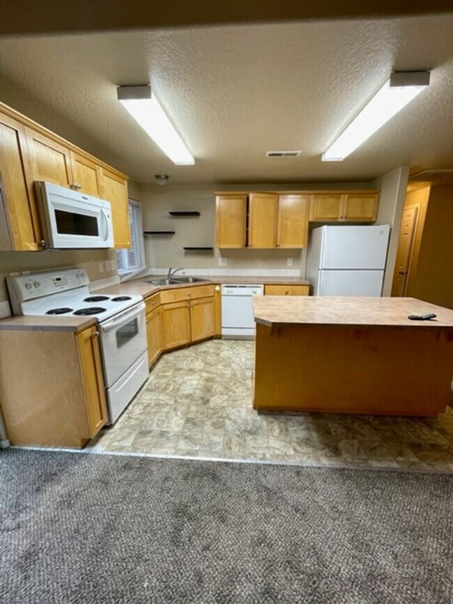 Foto del edificio - Single level home in Foxborough! Fenced yard!  A/C and a gas fireplace!