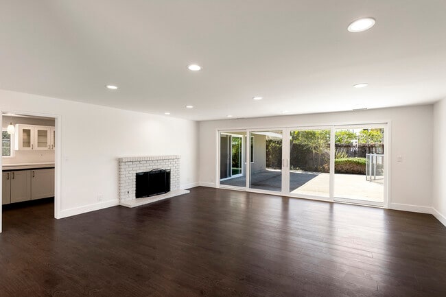 Building Photo - 1901 Altura Dr