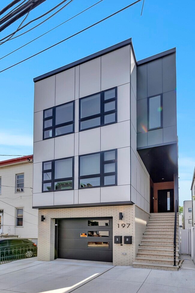 Building Photo - 197 Griffith St