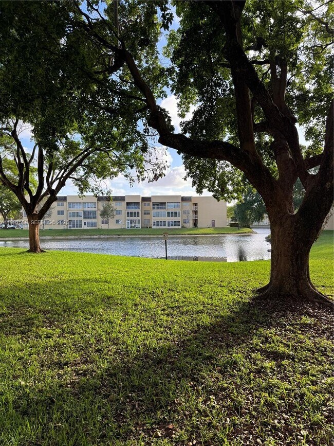 Foto del edificio - 6150 NW 62nd St