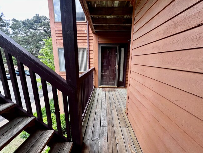 Foto del edificio - Gorgeous Condo right off Shore Dr, a stree...