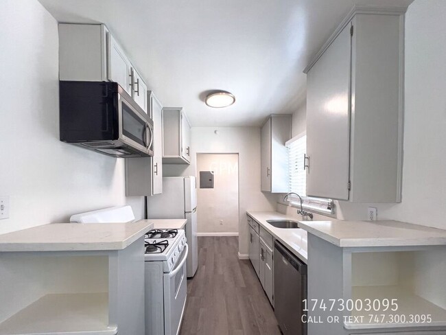 Building Photo - Beautifully Renovated 1-Bedroom in heart o...