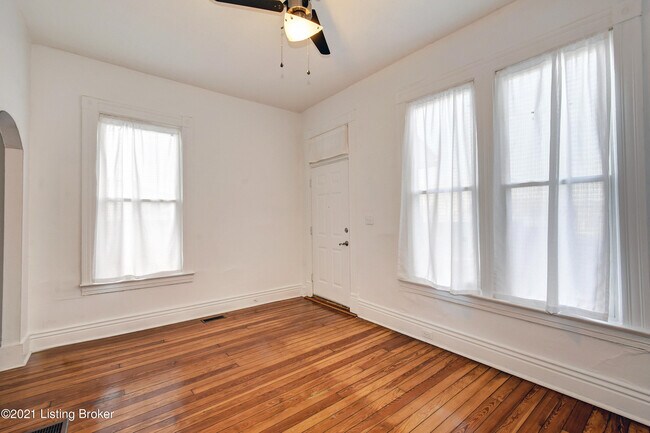 Building Photo - 827 Swan St