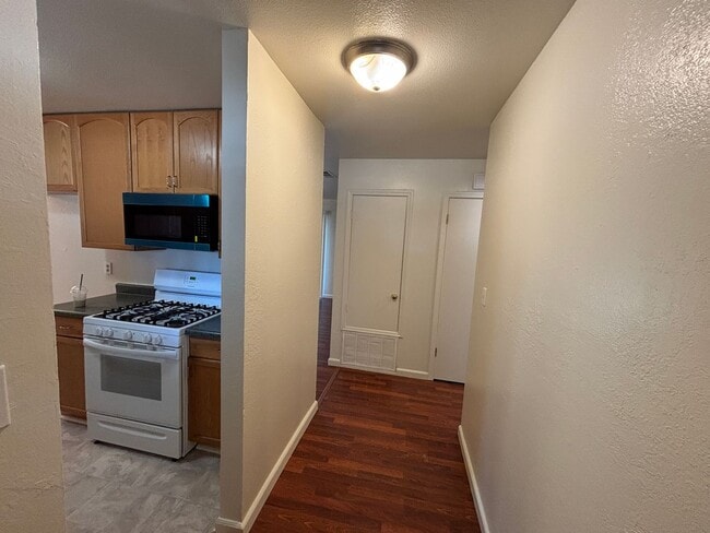 Building Photo - Cute and Cozy Home