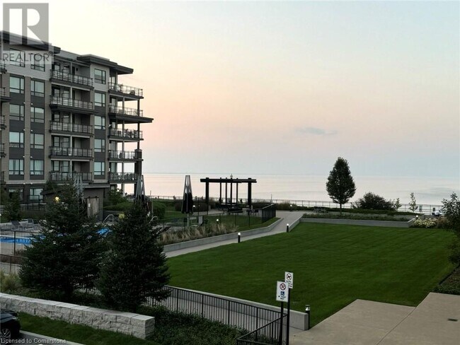 Photo du bâtiment - 10 Esplanade Ln