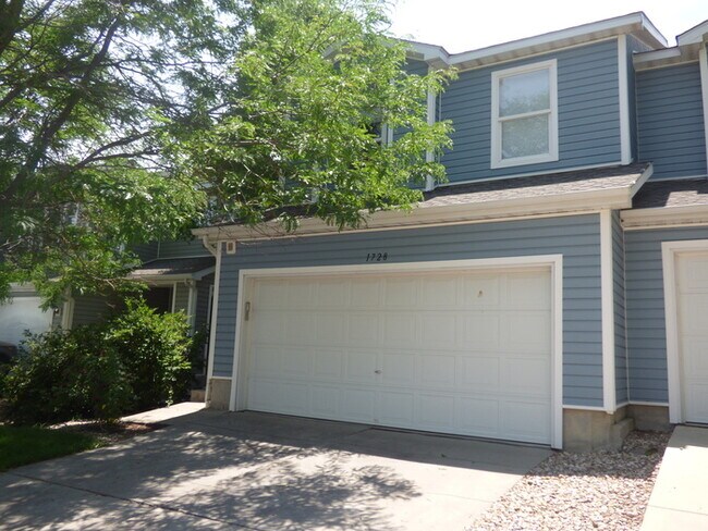 Building Photo - Beautiful 3 Bedroom 2 Bath Townhome with 2...