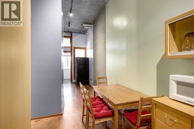 Building Photo - 1529 W 6th Ave