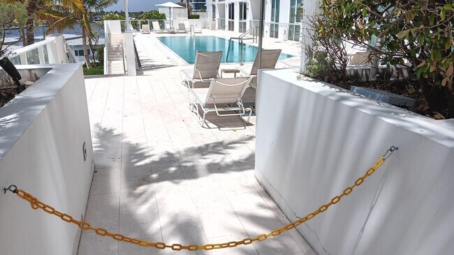 Foto del edificio - 401 N Birch Rd