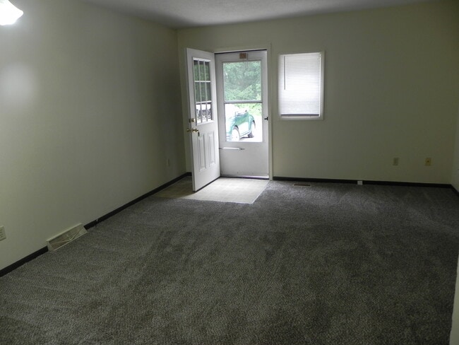 Building Photo - 1121 Brooke Park Dr