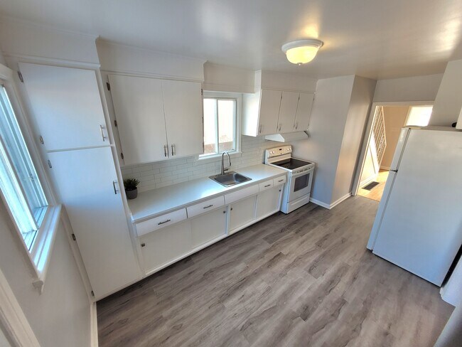 Photo du bâtiment - 1677 Baseline Rd