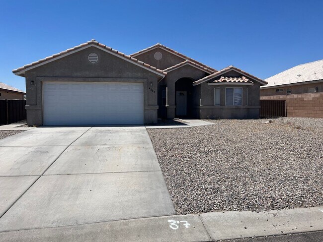 Foto del edificio - Three bedroom with garage and yard