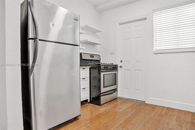 Foto del edificio - 7325 Carlyle Ave