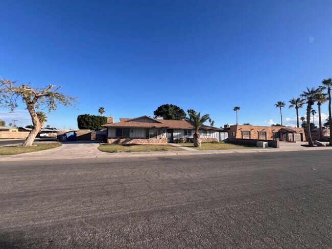 Foto del edificio - MOVE-IN READY!