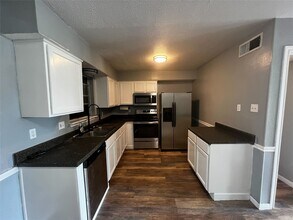 Building Photo - 8332 Oakhaven Rd