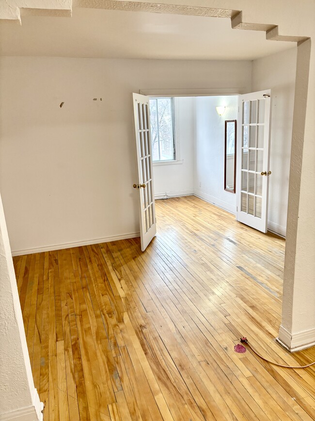 Building Photo - 3105 Av Van Horne