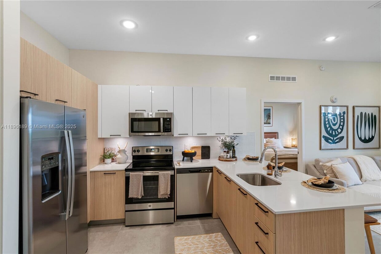 Foto principal - 16395 Biscayne Blvd