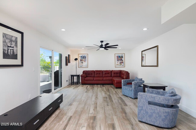 Building Photo - 856 E Village Cir Dr S